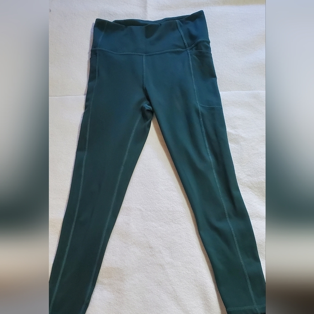 Victoria's Secret Dark Green Crop Leggings With Pockets. Great Condition. Sz 6